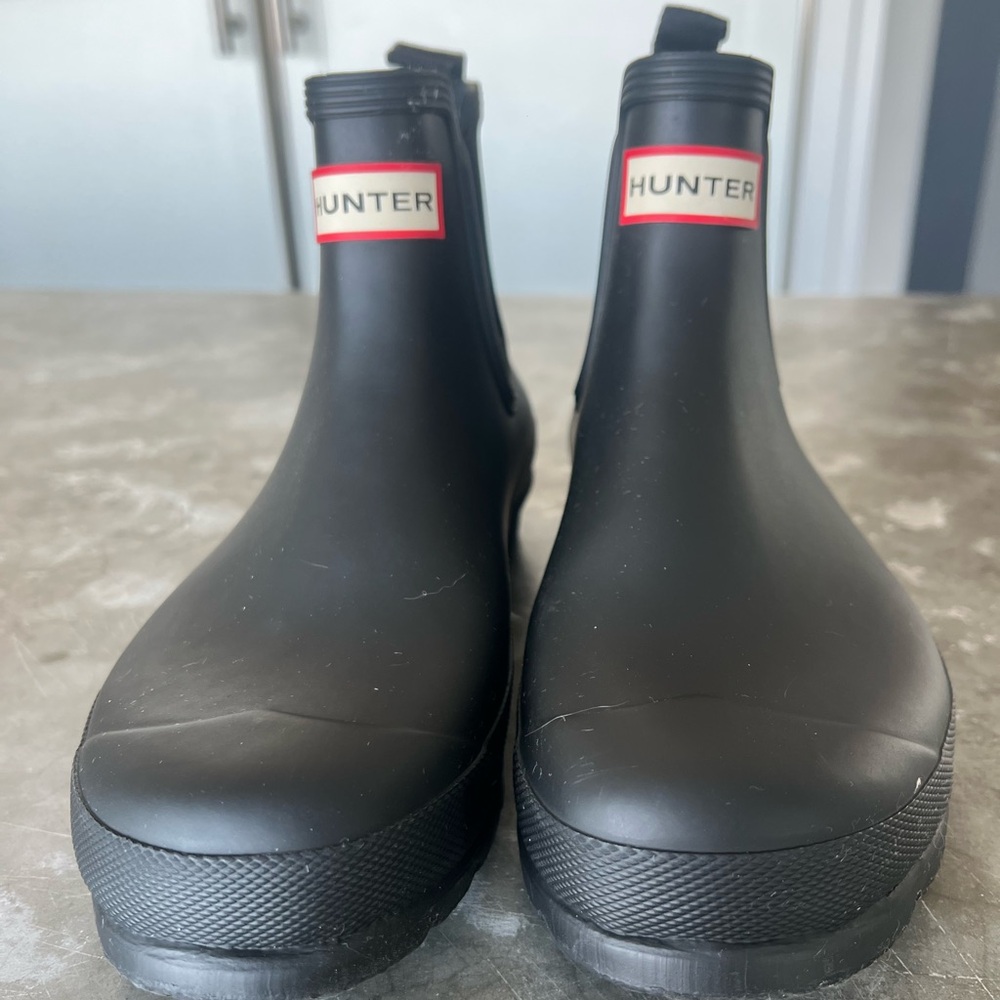 Hunter Black Chelsea Rain Boots with Red-Trim Logo
